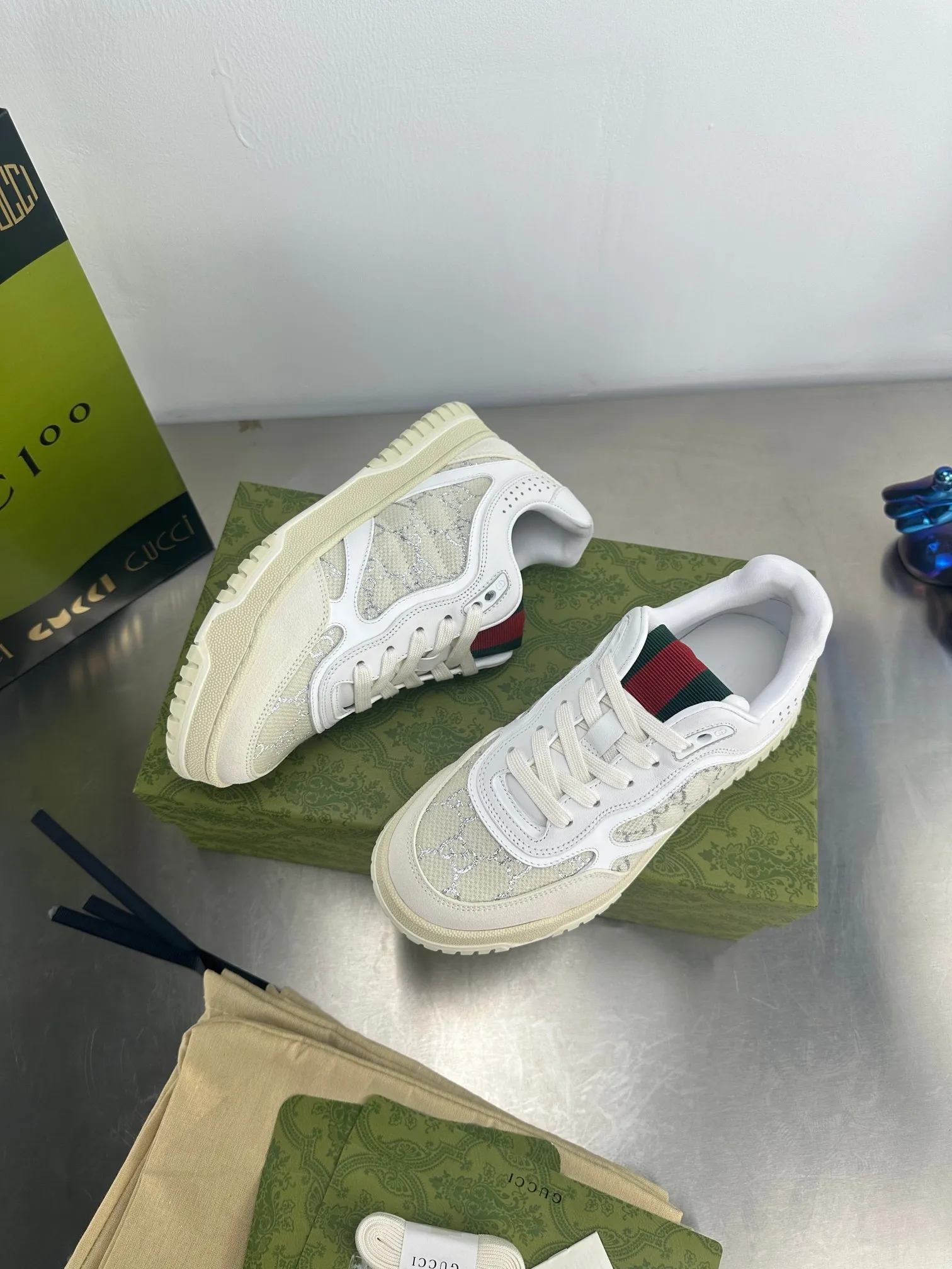 👟👟Ex-factory price 600👟👟 Gucci's latest hot-selling series of high and low-cut distressed couple's sneakers are shipped. The original version is purchased, developed and manufactured. This high-low top sneaker adopts a basketball-style silhouette design, cleverly integrated with hollow panels and distressed effects, showing its unique ingenuity. The ingenuity incorporates brand logo details such as interlocking Double G styling accessories and Gucci lettering, a low-key tribute to the brand's design heritage. Exquisite packaging at the delivery counter 🛍📦 ▪️ Fabric: Original customized imported first-layer cowhide ▪️ Inner lining: Imported first-layer cowhide ▪️ Sole: Original molded TPU sole ▪️ Sole thickness: 3cm ▪️ Size: 35-46 (Male 38 46 customized)